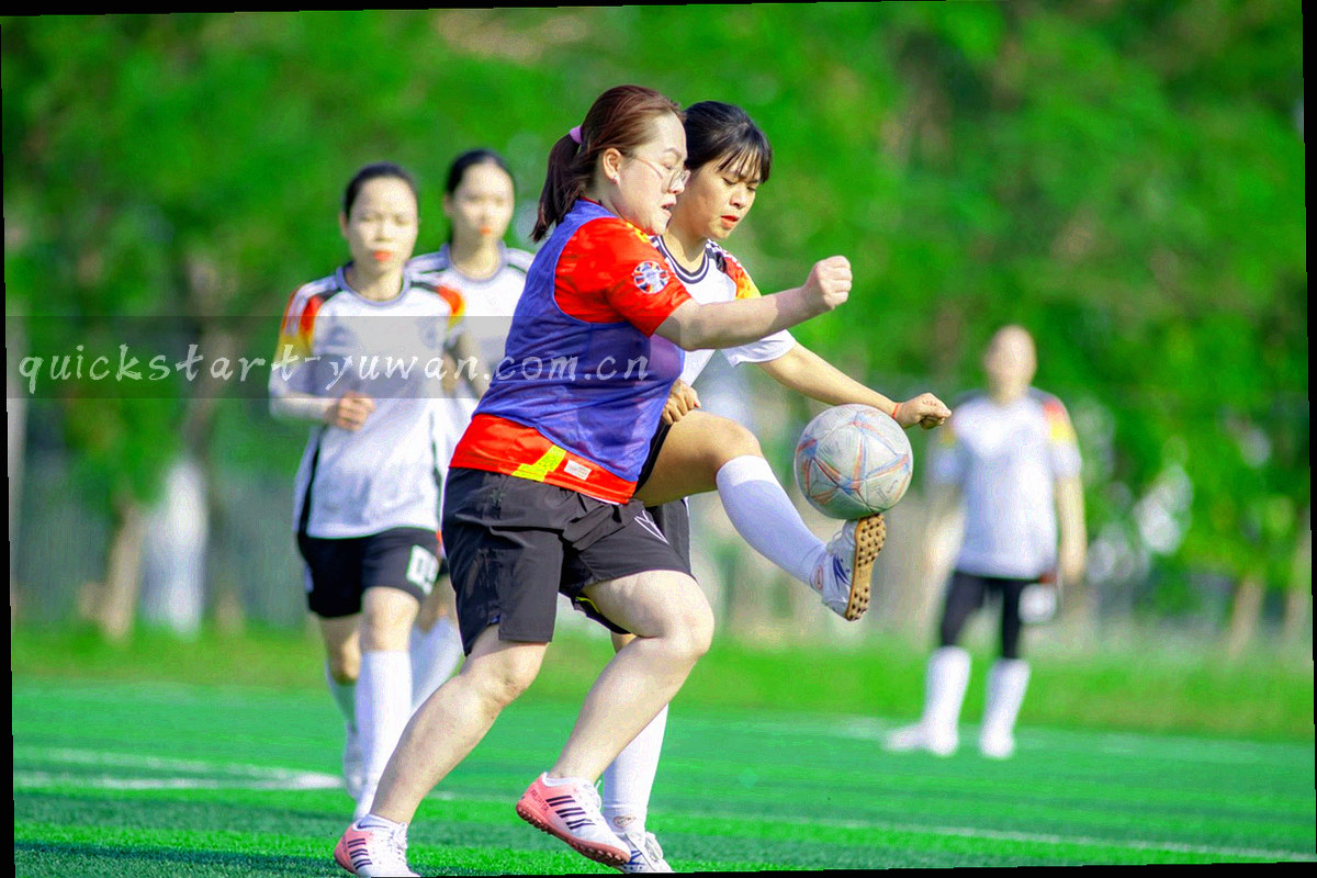 信封、电话与信箱三个扁平图标以气泡形式悬浮在深海蓝背景上，配青绿连接线